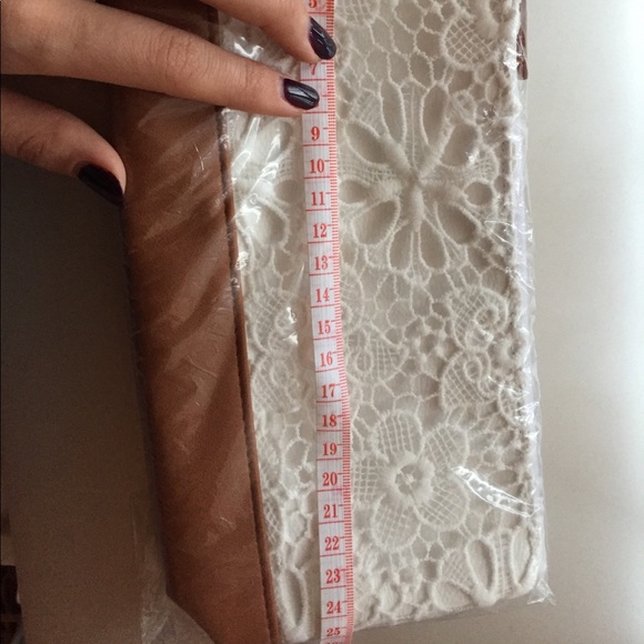 White lace makeup case - Picture 3 of 4